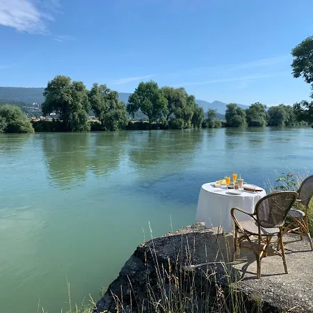 Проживание в семье Au Bord De L'eau