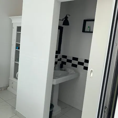 Au Bord De L'eau Homestay